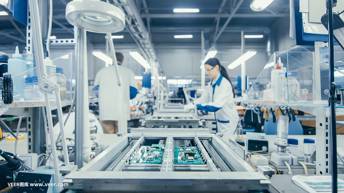 圖為電子廠工人在裝配線上手工組裝電路板。高科技工廠設(shè)施。